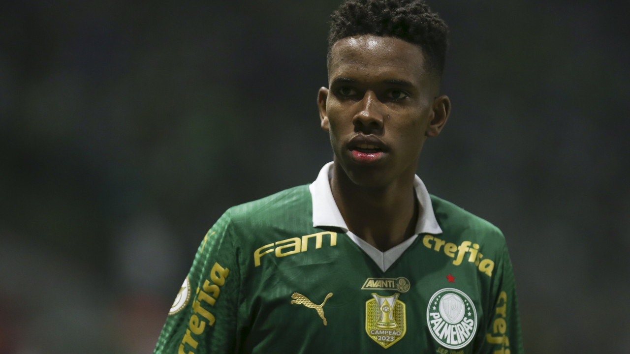 Estêvão domina Brasileirão, carrega Palmeiras e mira recorde de 16 anos