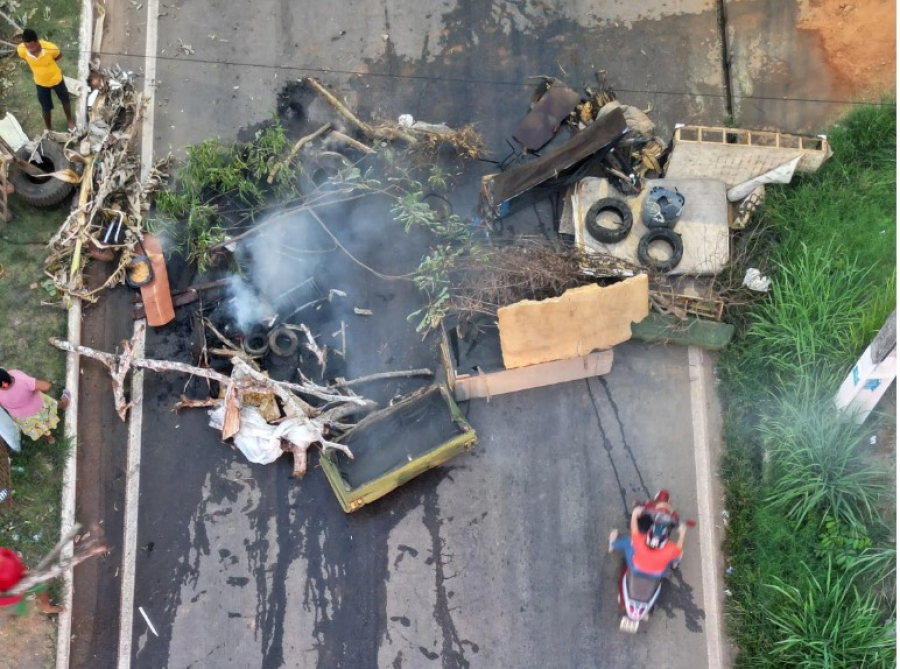 Moradores do Bairro Maranhão interditam vias em manifestação