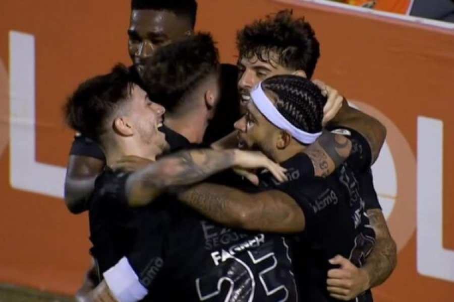 Corinthians vira para cima do Vitória e vence a quarta seguida no Brasileirão