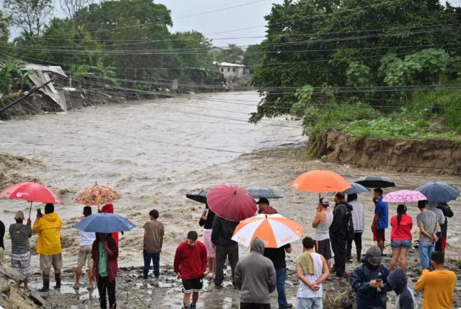 Tempestade tropical Sara causa morte, inundações e isola comunidades em Honduras